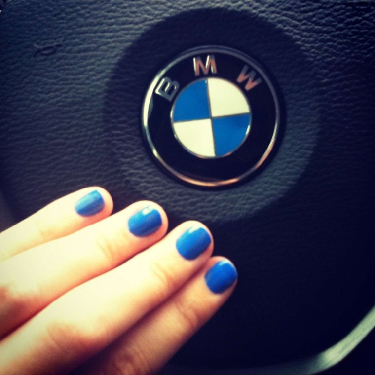 Маникюр на фоне машины