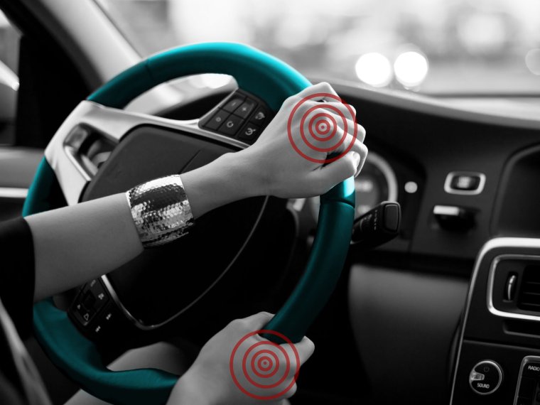 Девушка за рулем Мерседеса