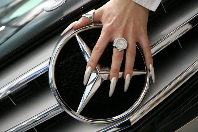 Маникюр с логотипом Мерседес