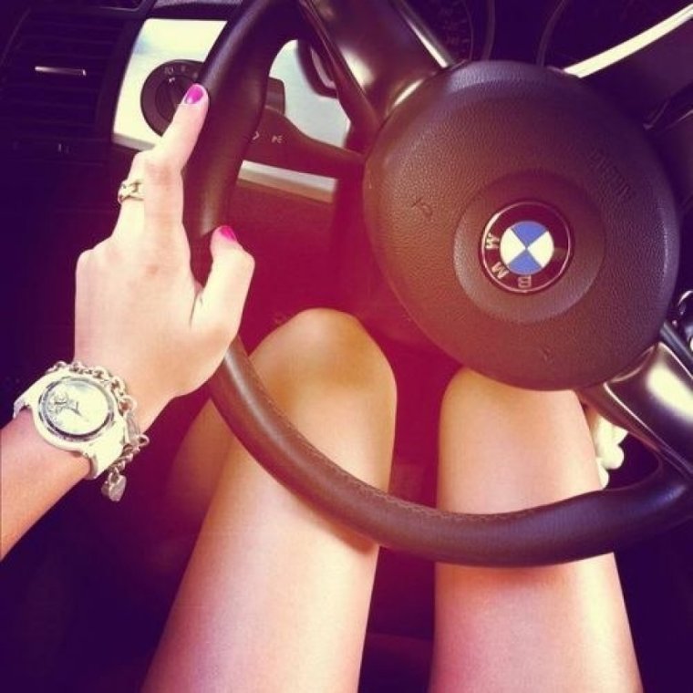 Рука девушки на руле