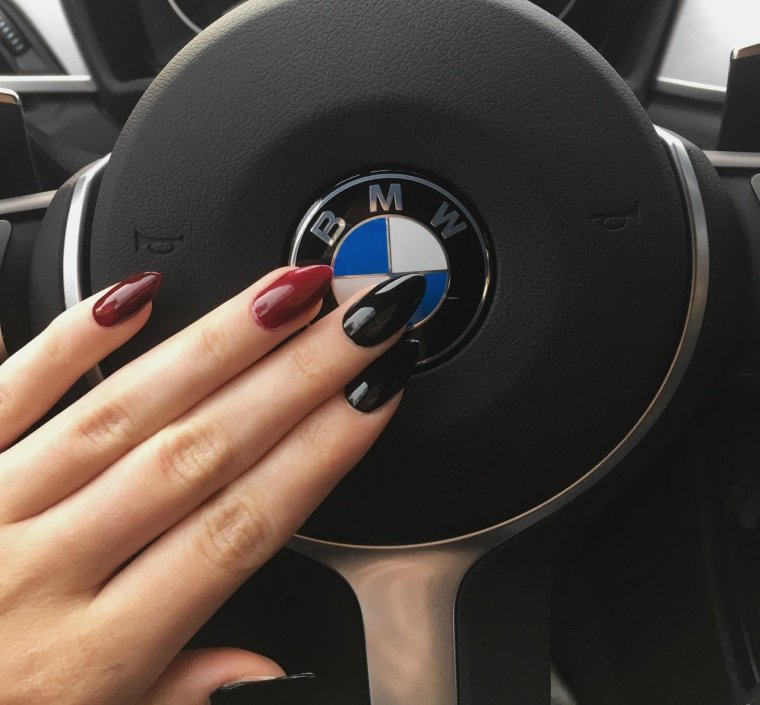 Маникюр с логотипом БМВ