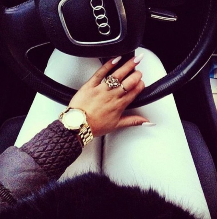 Девушка с черными ногтями в машине