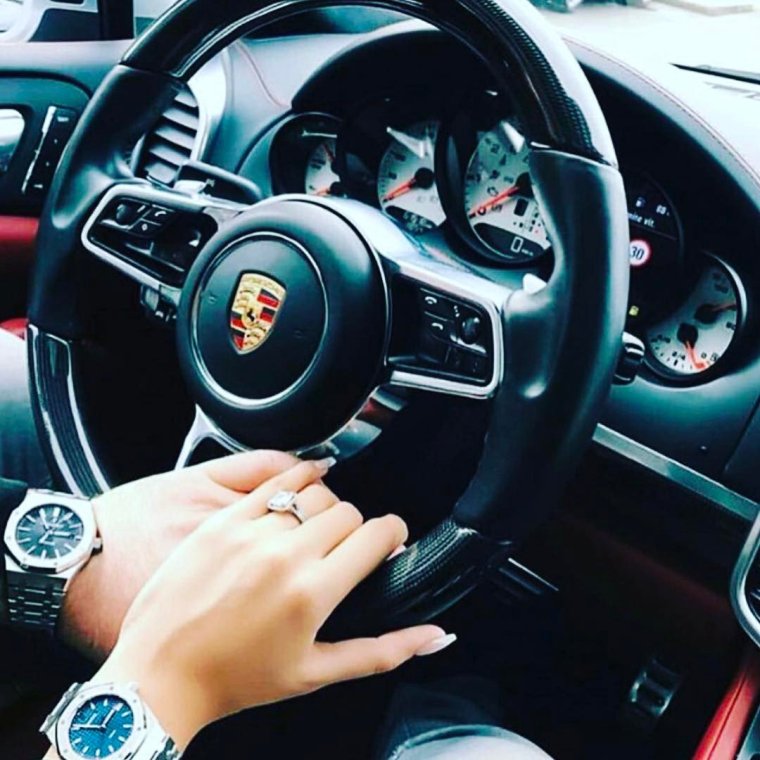 За рулем Порше