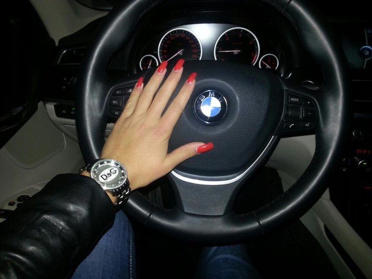 Рука девушки за рулем