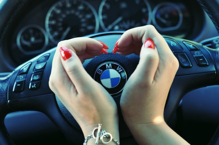 Рука девушки на руле БМВ