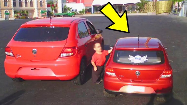 Карлик на машине