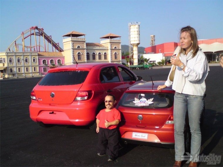 Карлик на машине