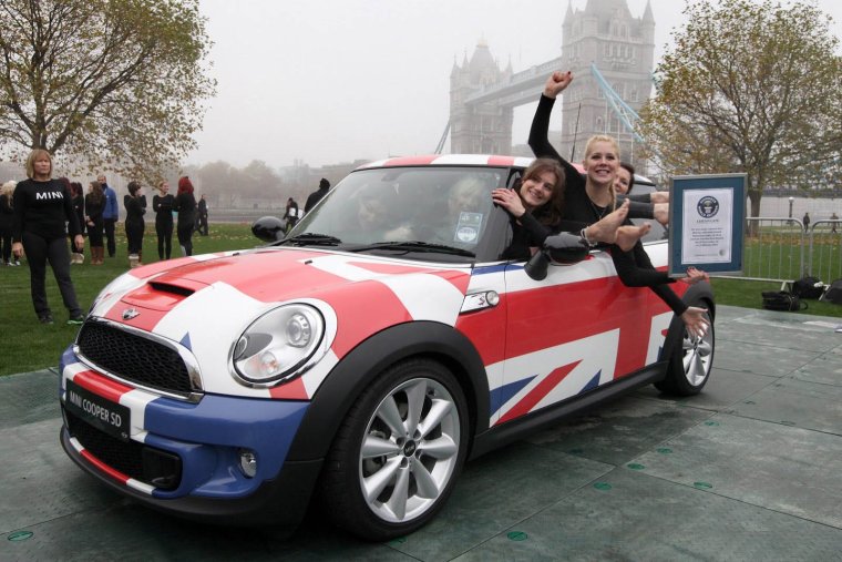 (Mini Cooper) 28 человек рекорд