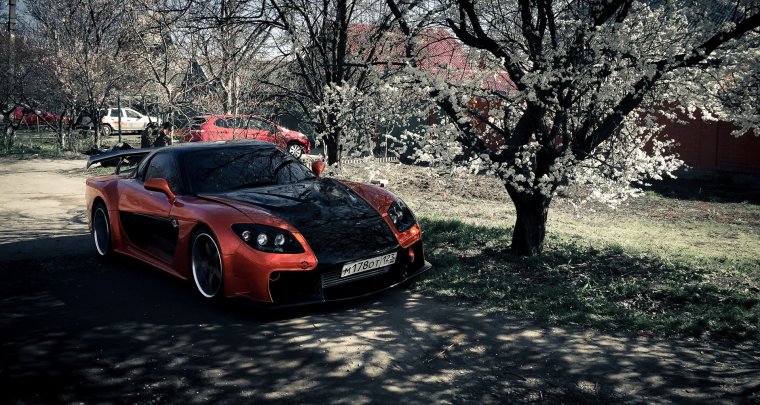 Машина возле Сакуры