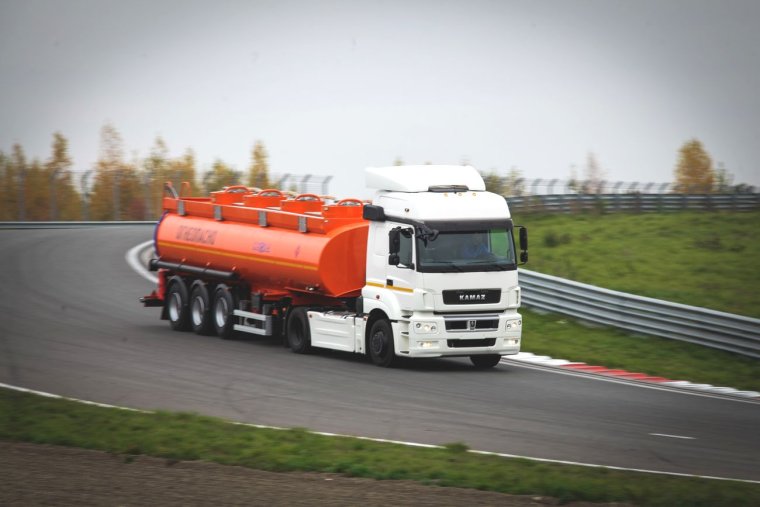 КАМАЗ 5490 тягач бензовоз