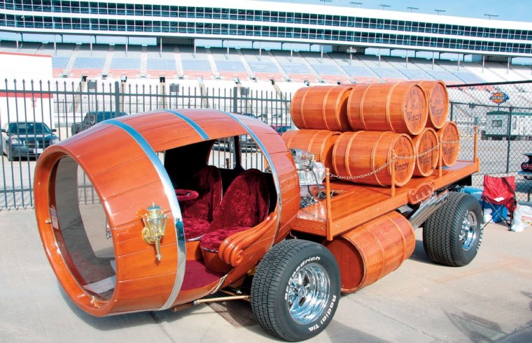 Фура с бочкой