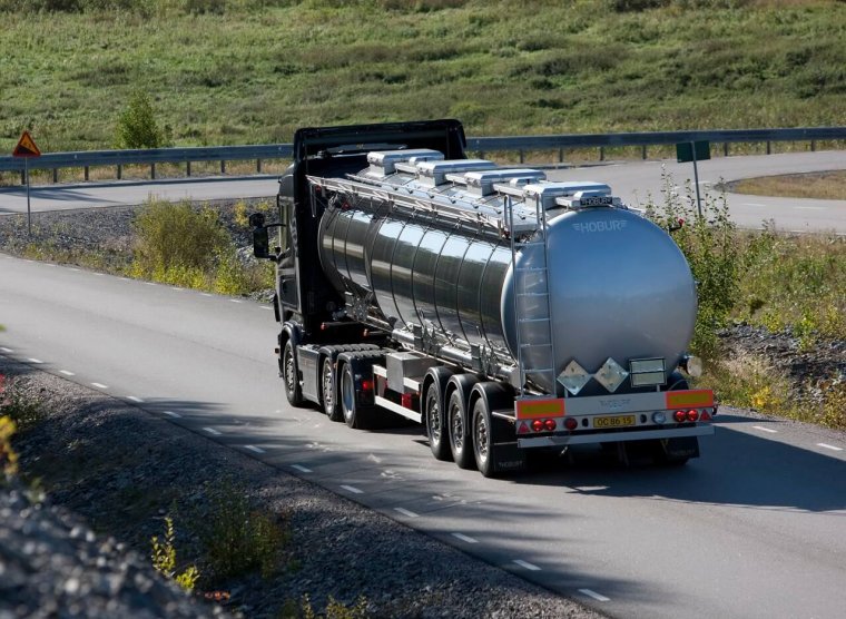 Грузовик с цистерной Скания