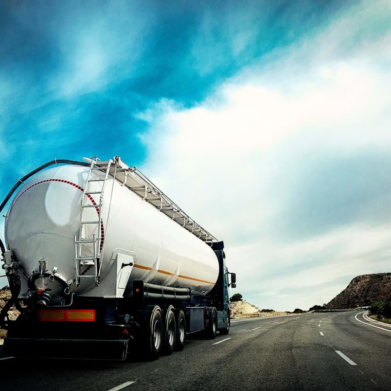 Автоцистерна едет