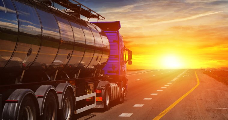 Бензовоз на дороге