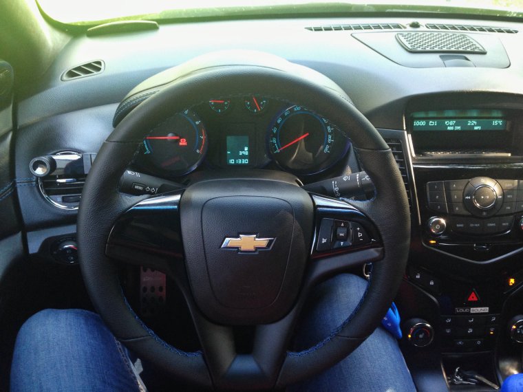 За Шевроле Круз рука на руле