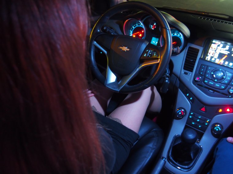 Фото девушка в салоне Шевроле Круз
