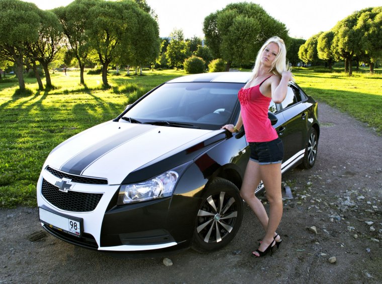 Chevrolet Cruze хэтчбек с девушкой