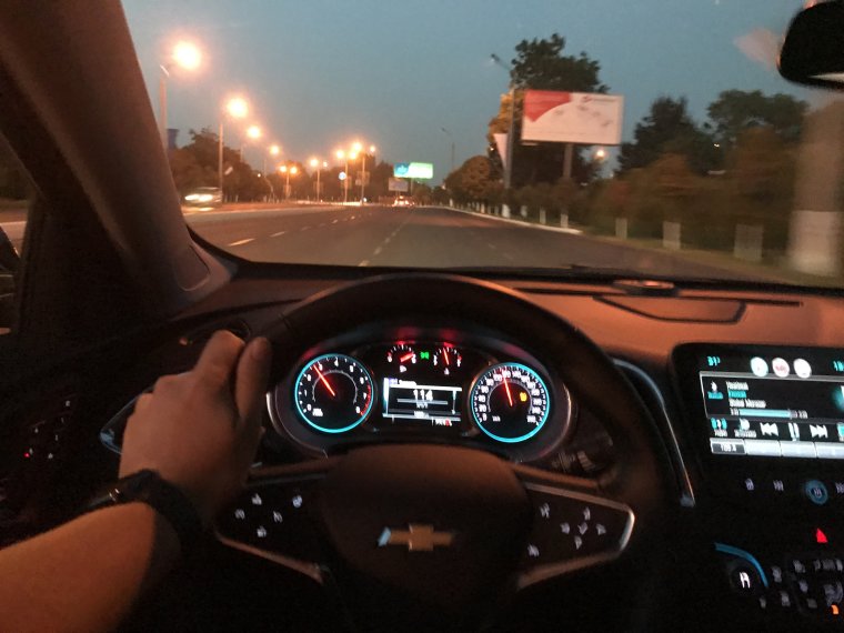 Шевроле Малибу салон ночью