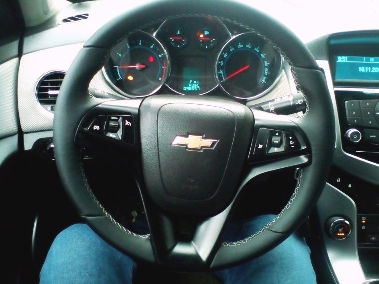 Шевроле Круз 2014 за рулем салон