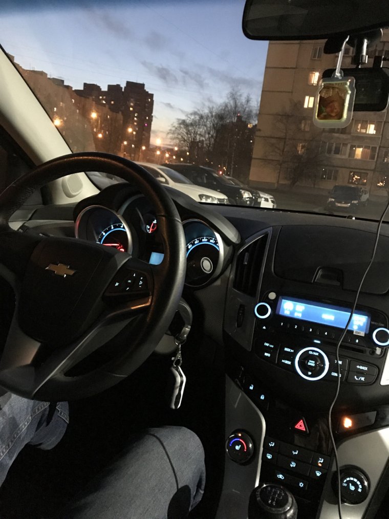 Шевроле Круз за рулём двое