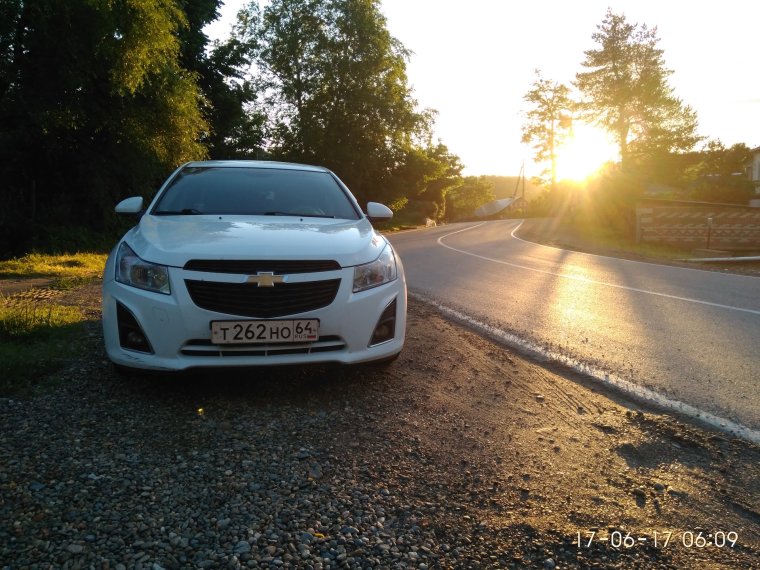 Фото брюнетки за рулем Шевроле Круз