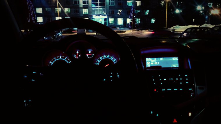 Ночная дорога из-за руля Шевроле Круз