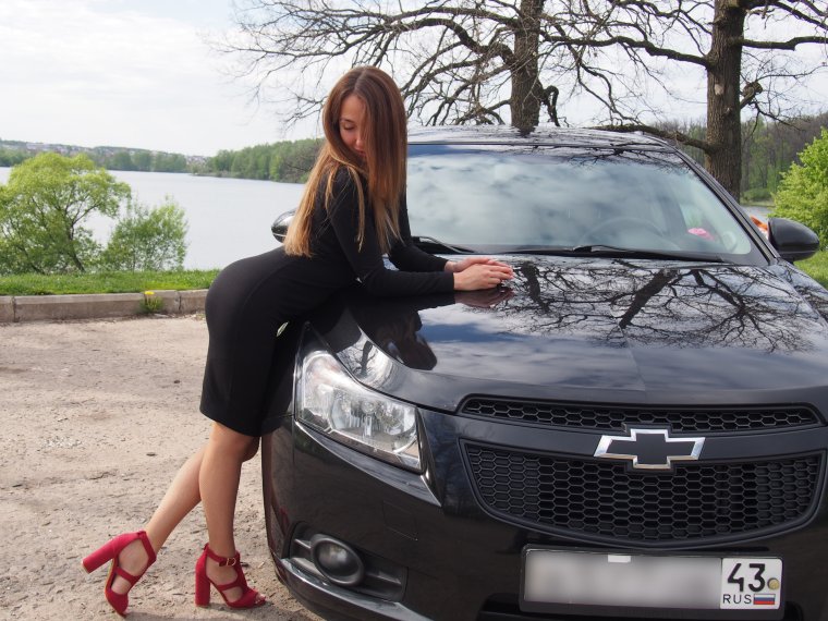 Девушка возле Круза