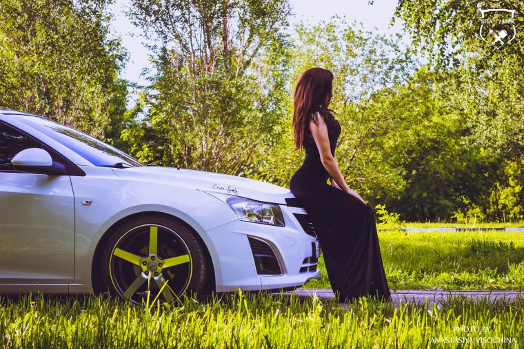 Девушка за рулем