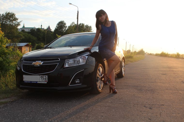 Шевроле Круз и девушки