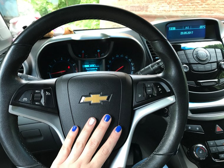 Женские руки на руле