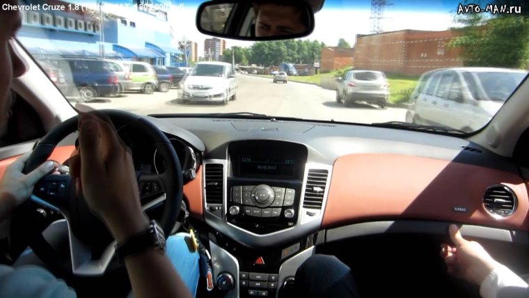 Девушка в салоне Шевроле Круз