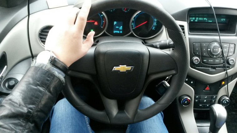 Доллары в машине Шевроле Круз