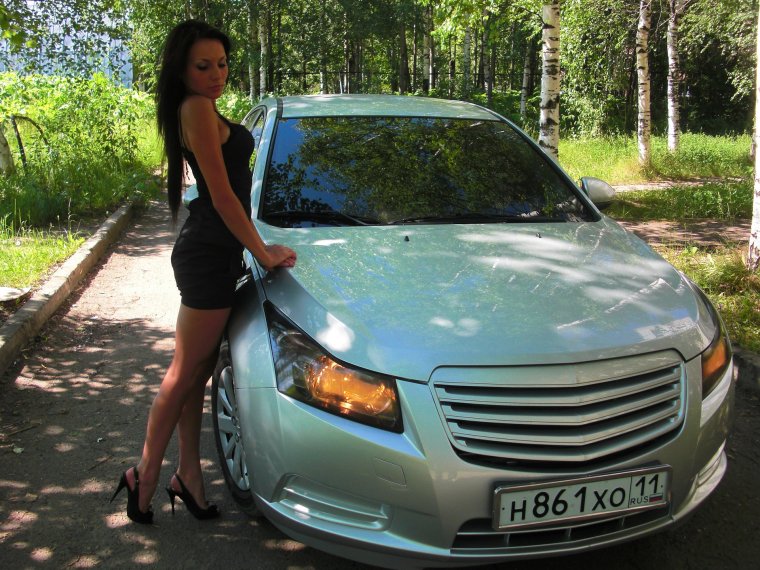 Красивая девушка рядом с Шевроле Круз