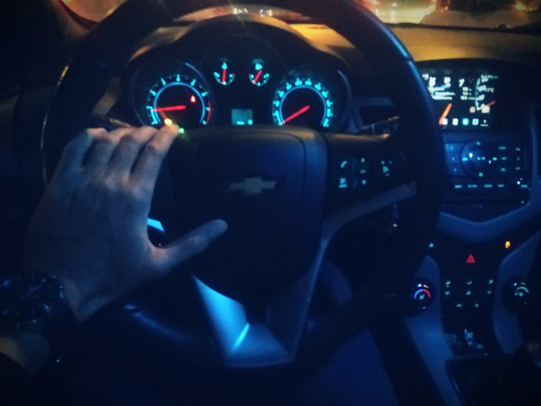 За рулём фото ночью руки на Шевроле Круз
