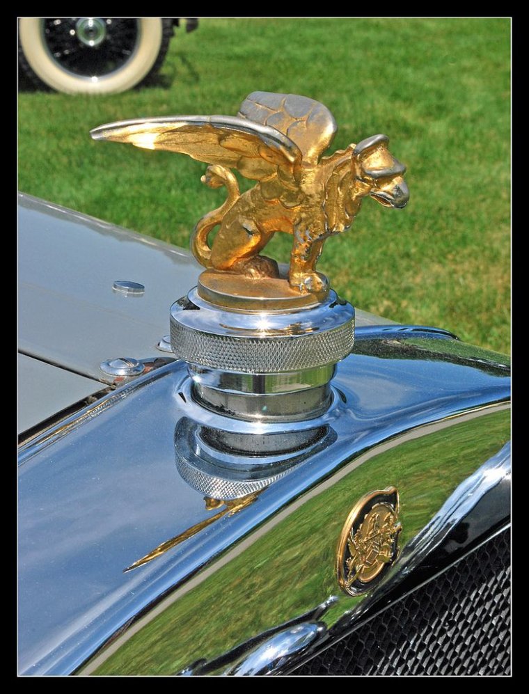 Статуэтка на капот автомобиля