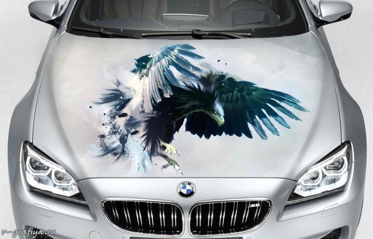 Винилография на капот белого автомобиля