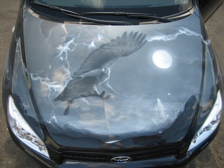 Аэрография на белом капоте