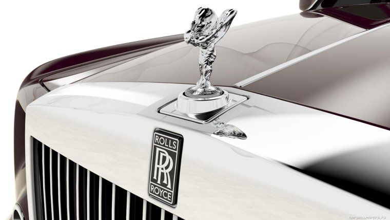 На капоте Роллс Ройса богиня