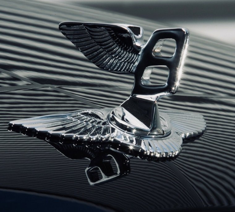 Машина с фигуркой на капоте