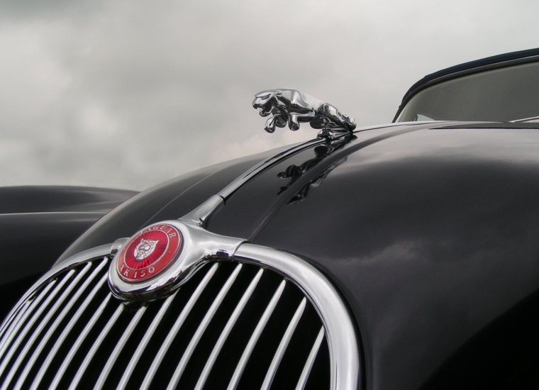 Ягуар машина с фигуркой на капоте