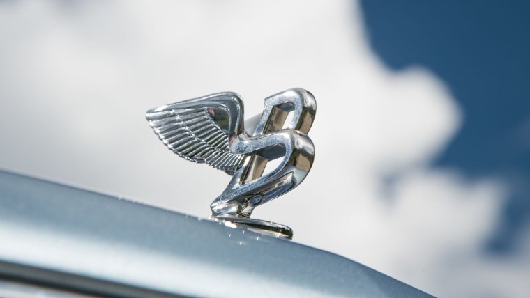 Bentley фигурка на капоте