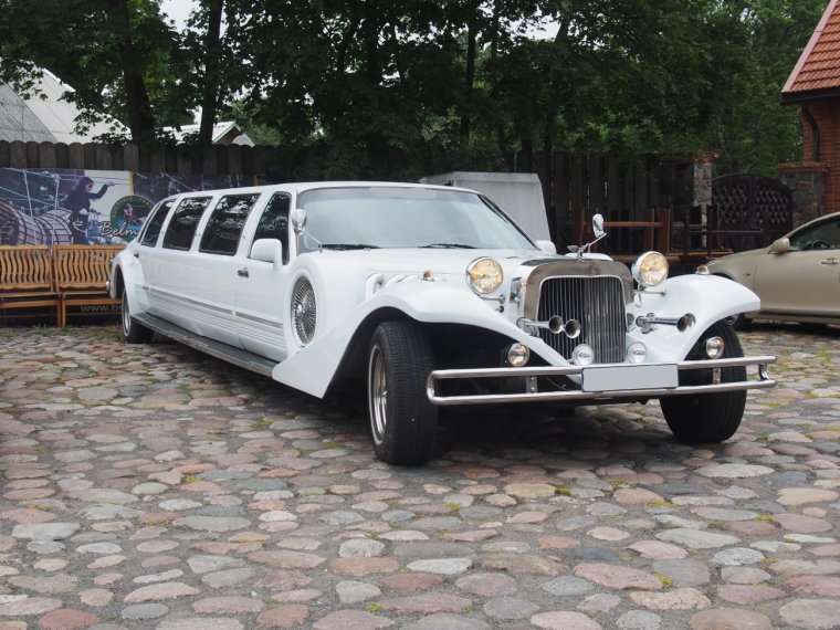Старый лимузин Эскалибур