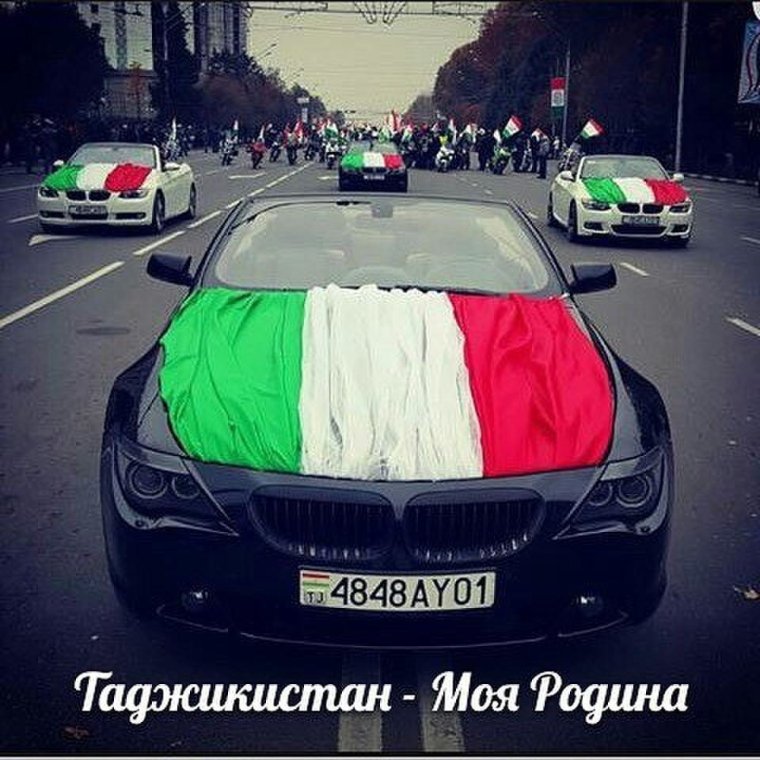 Флаг Таджикистана на машине