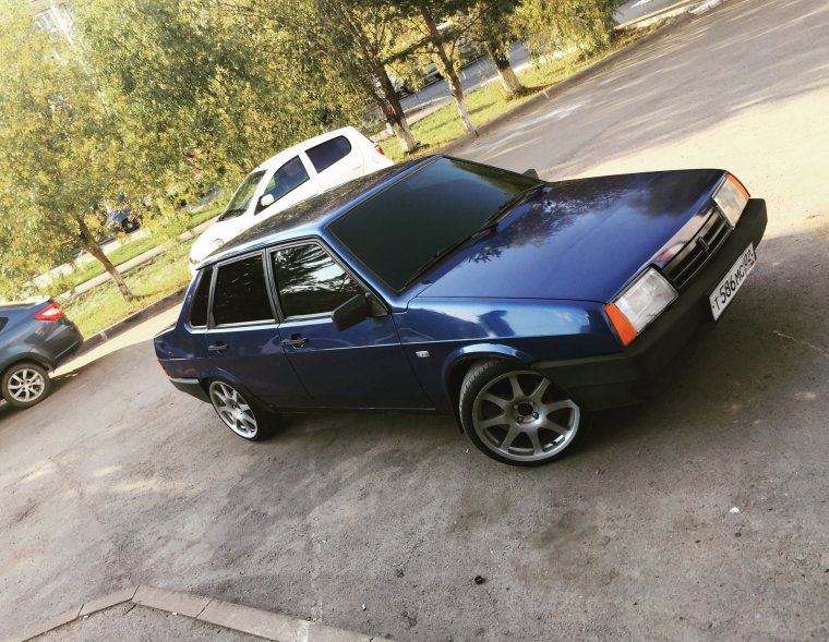 ВАЗ 21099 черная с черными дисками