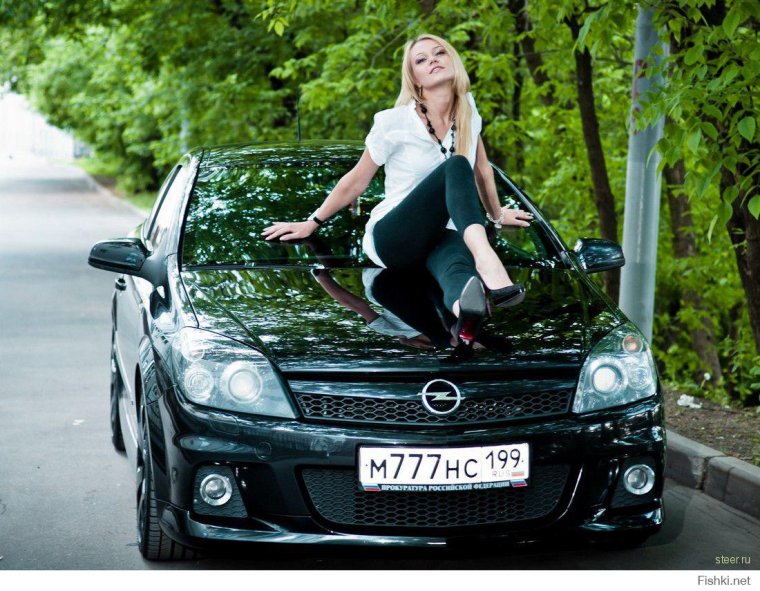 Девушка сидит на машине