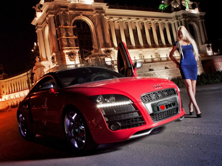 Девушка в дорогой машине