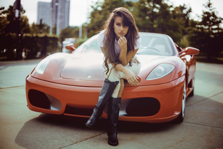 Девушка рядом с машиной