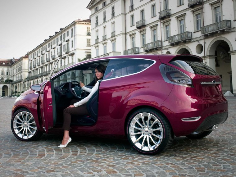 Красивый женский автомобиль