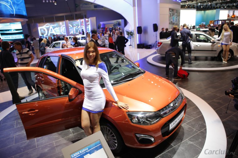 Автомобиль Лада и девушка