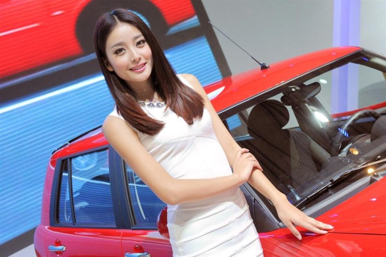 Китаянки и автомобиль